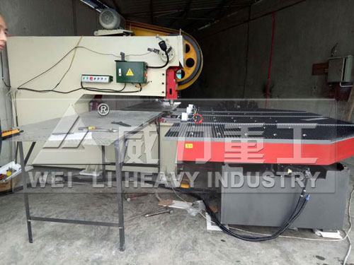 深喉沖床與送料機(jī)完美完成廣告字沖孔