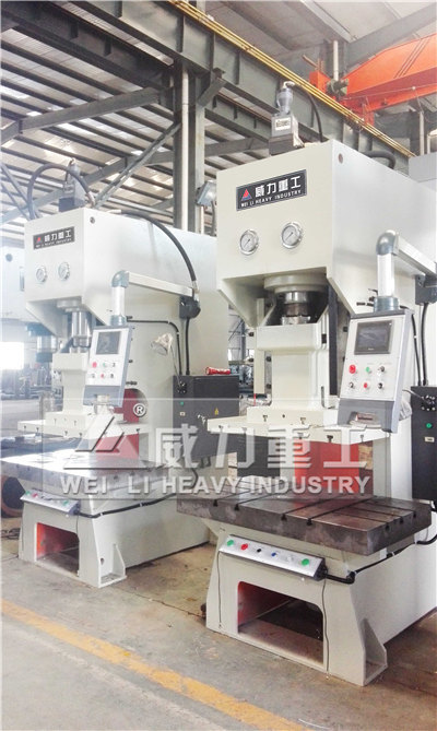 控制系統(tǒng)的不銹鋼沖孔液壓沖床生產(chǎn)現(xiàn)場