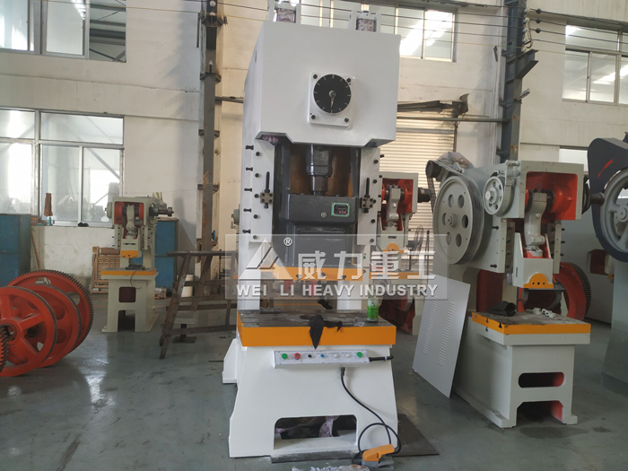 110噸氣動(dòng)沖床生產(chǎn)車(chē)間2