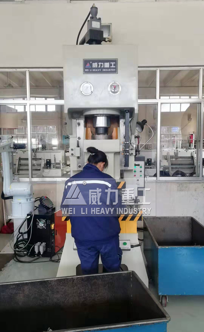 125噸液壓沖床客戶使用現場