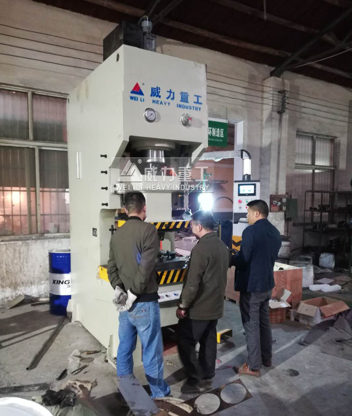 出口的數控液壓沖床加工車間