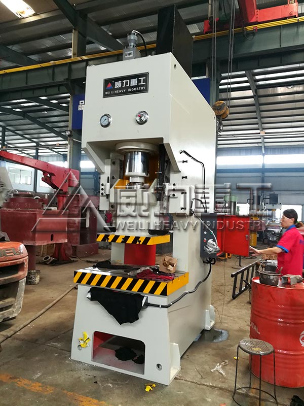 數控式液壓沖床加工車間