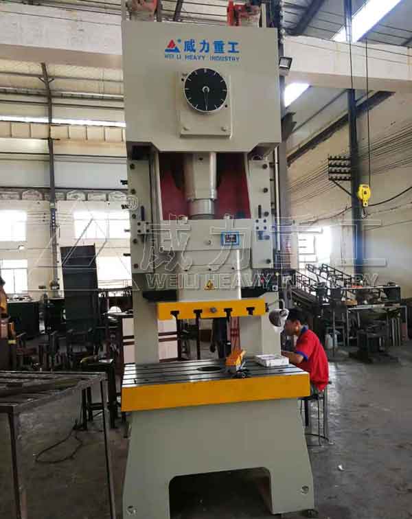 125噸氣動沖床生產車間