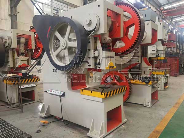 125噸機械深喉沖床生產(chǎn)車間