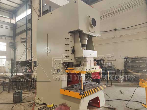 200噸氣動(dòng)沖床